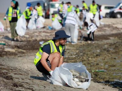 جمعية أصدقاء البيئة وأمانة الأحساء تواصلان حملة نظافة شاملة على شاطئ العقير العريق بمشاركة 150 متطوعاً