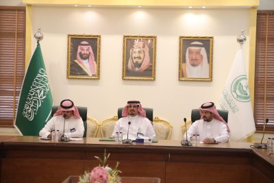 محافظ بيشة يرأس اجتماع السلامة المرورية.