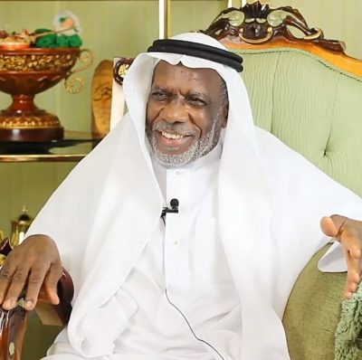 الشخصية الأولى : كلمة دوماً ارددها ( إطلاقا ) وشكل توقيعي الرسمي مهيب .