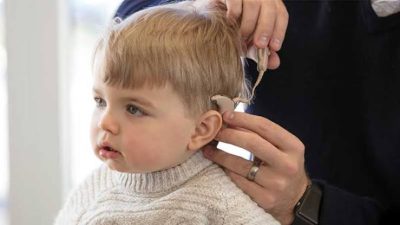 الأولوية القصوى في زراعة القوقعة للأطفال الذين يولدون بضعف سمع حسي عصبي