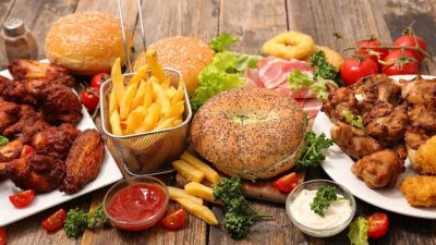 دراسة أمريكية: الوحدة تدفع النساء إلى الإفراط في الأكل