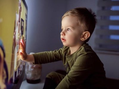 هل تؤثر الأجهزة الإلكترونية ومنصات التواصل في سلوك وشخصية الطفل؟.. مختصة توضح