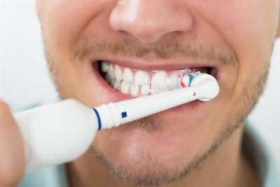 كثيرون لا يعرفونها.. “القاعدة الذهبية” لغسل الأسنان بالفرشاة بعد تناول الطعام!