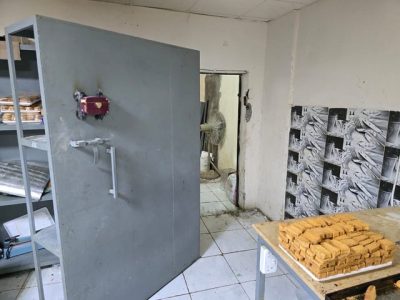 “أمانة جدة” تُغلق معمل حلويات مخالفاً بـ”أم السلم” وتصادر 12 ألف كجم حلويات فاسدة