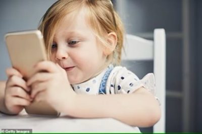 يفعلها بعض الآباء.. دراسة: “عواقب مدمرة” لاستخدام الهاتف كوسيلة لتهدئة غضب الأطفال