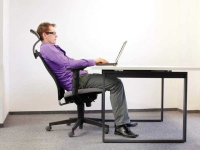 دراسة: الجلوس غير المستقيم ليس سبب آلام العمود الفقري.. لكنه يُضعف الذاكرة