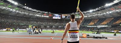 عرض تقنية متقدمة تعرض زاوية الإطلاق والسرعة والمسار الكامل للرمح للجماهير والرياضيين في طوكيو 25