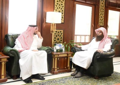 توزيع كتيبات رقمية بلغات عالمية في الحرمين