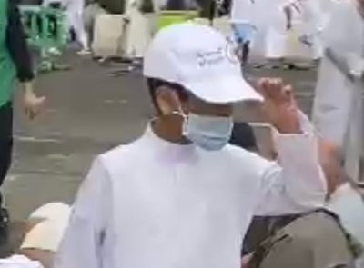 “تميم ” أصغر متطوع في ساحات المسجد الحرام لإفطار الصائمين