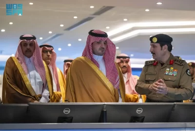 وزير الداخلية الأمير عبدالعزيز بن سعود يتابع سير العمل في مركز عمليات الحج بمقر الأمن العام في مشعر منى
