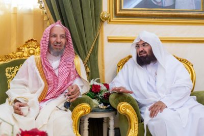 رئيس الشؤون الدينية بالمسجد الحرام‬⁩ و ⁧‫المسجد النبوي‬⁩ يستقبل في منزله منسوبي الرئاسة المهنئين