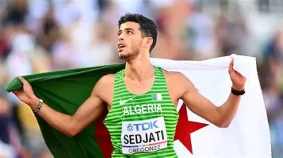 الجزائري جمال سجادي يشعل مضمار 800م ويخطف بطاقة التأهل إلى النهائي بجدارة