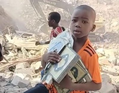 شعيب.. الطفل الذي انتشل المصاحف من بين ركام الإزالة