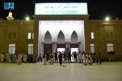 “المشعر الحرام” بمزدلفة يشهد أداء الحجاج لصلاتي المغرب والعشاء في خدمات متكاملة