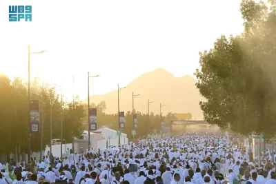 ضيوف الرحمن ينفرون من عرفات إلى مزدلفة